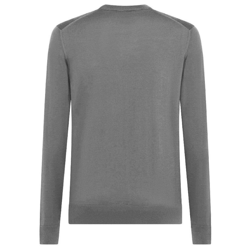 Alpha Studio – grey merino wool crewneck sweater – back view with ribbed collar and hem