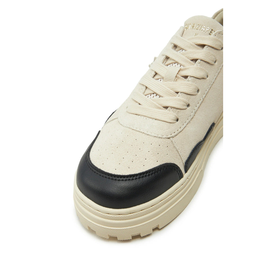 Patrizia Pepe – Beige suede sneakers – close-up of laces, perforated toe and black cap