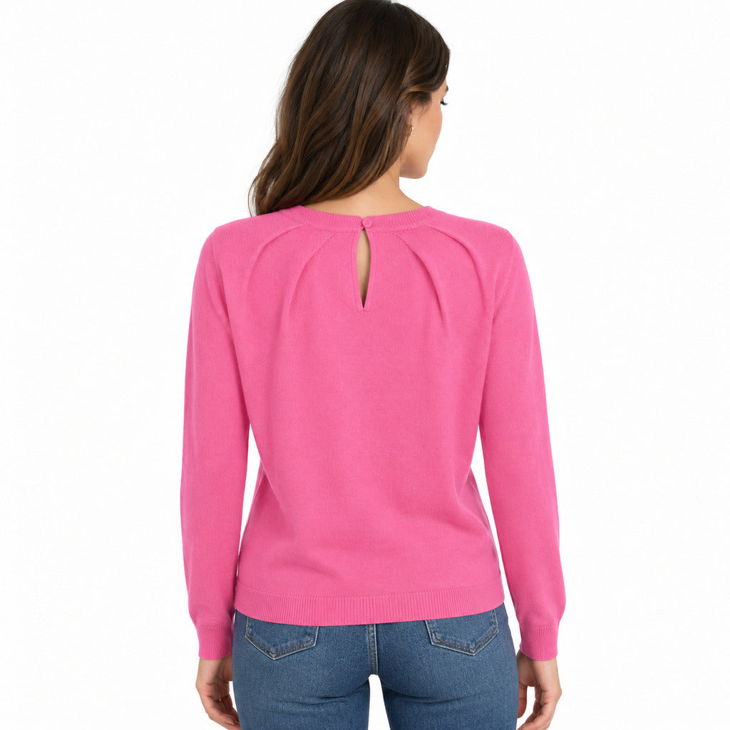 Anna Molinari – pink wool and cashmere crew-neck jumper – model wearing it, back view with keyhole opening