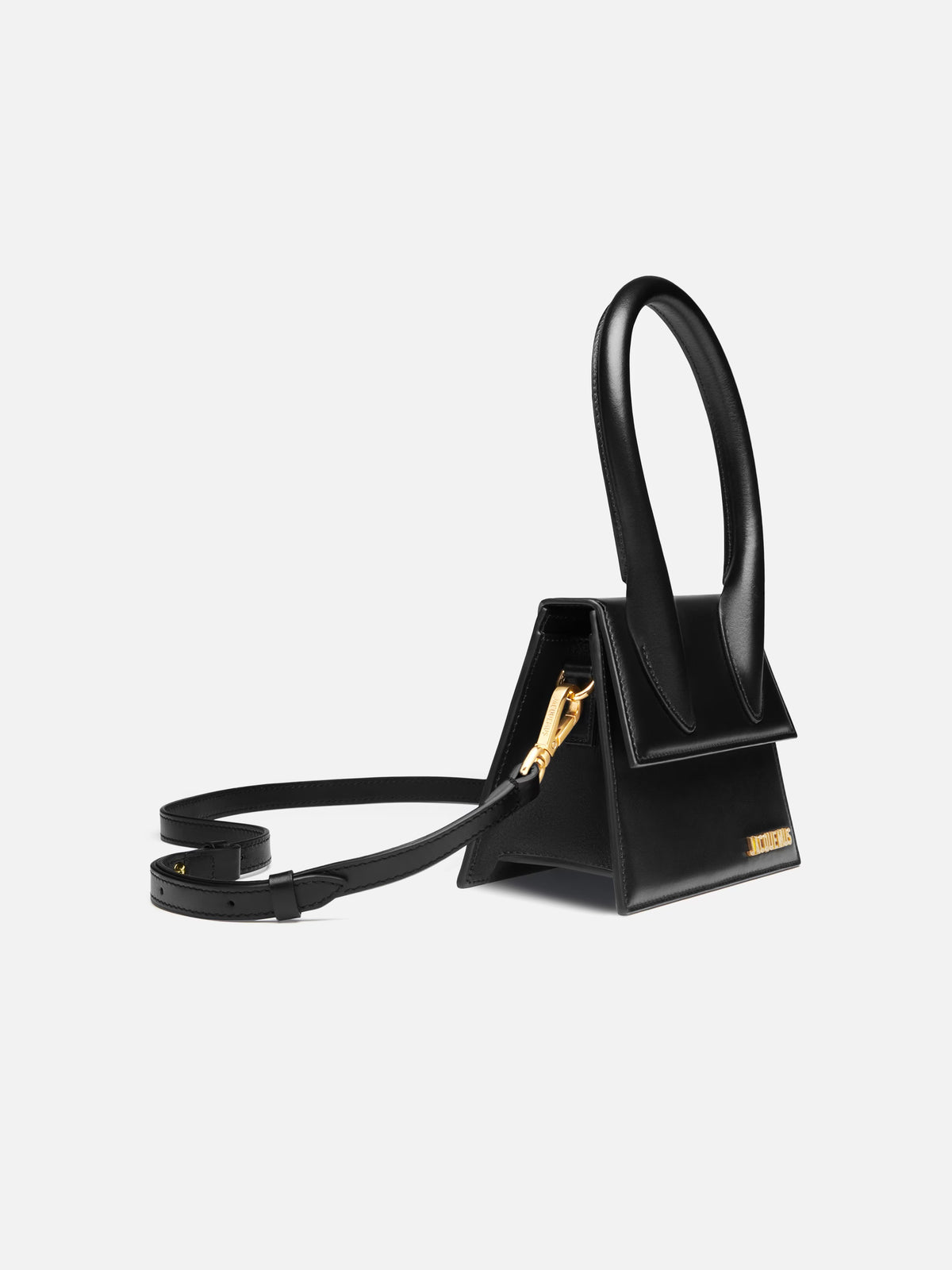 jacquemus – Chiquito Moyen Handbag in Black – side view with detachable shoulder strap