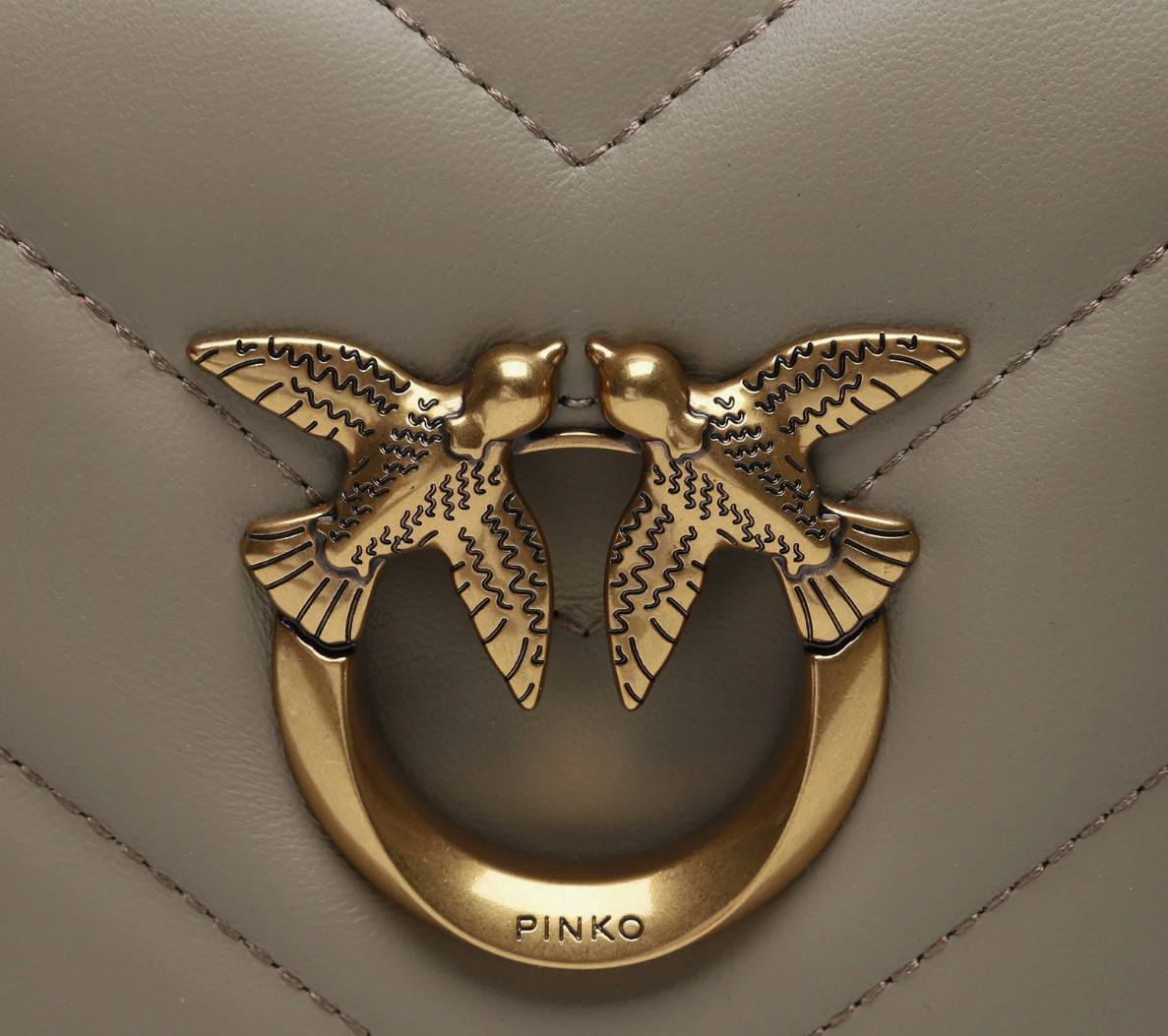 pinko – Love Click Mini Crossbody Bag – Close-up of gold bird clasp on textured beige leather